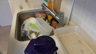 動画「食器洗いおじさん」