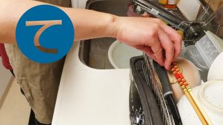 動画「初心にかえって皿洗い」